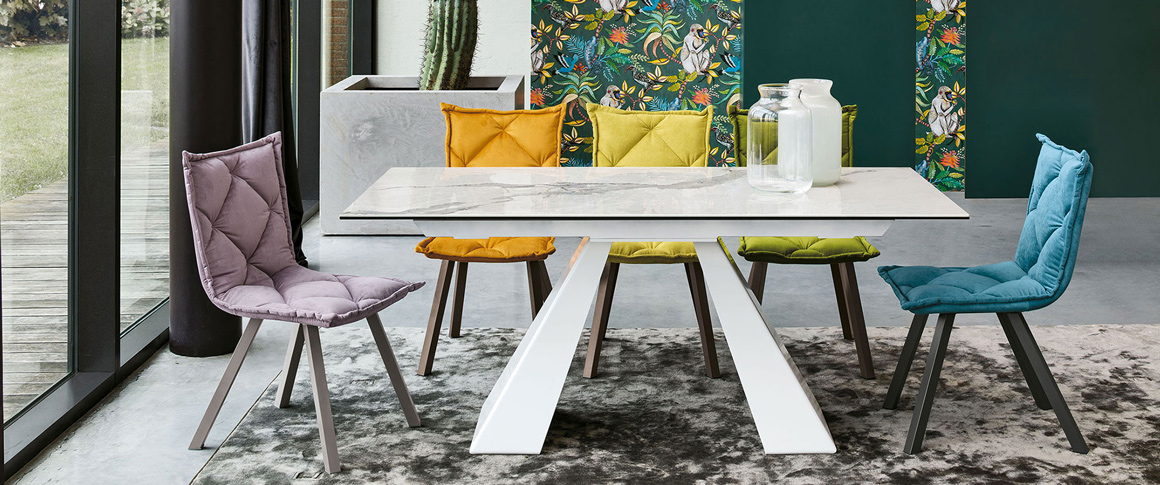 tavolo da pranzo con sedie colorate